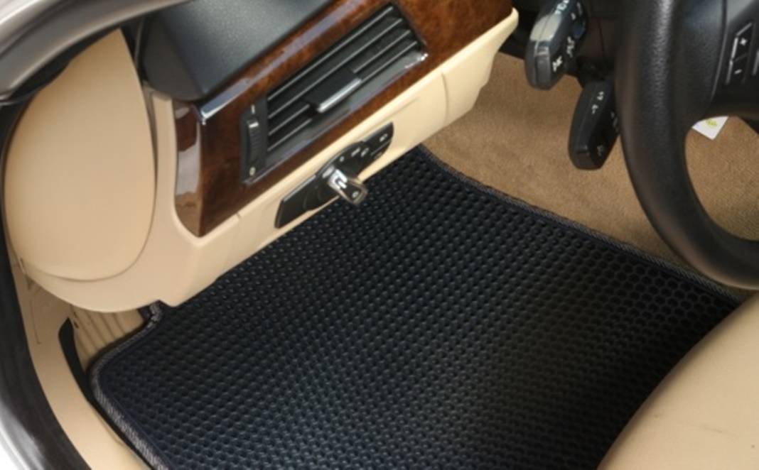 People are just realizing how dirty their floor mats really are - and the  simple trick for getting out the hidden dirt